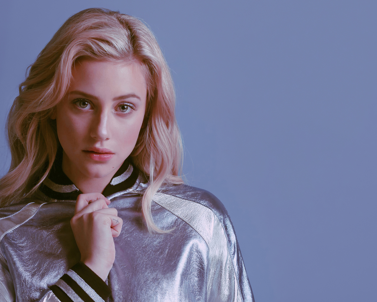 Актриса Лили Рейнхарт на сером фоне