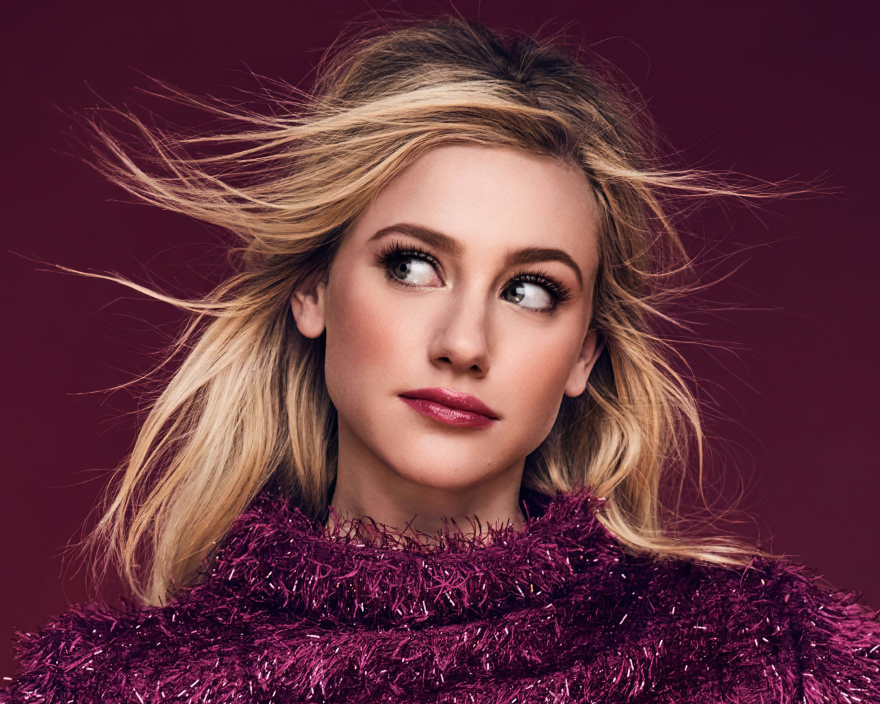 Актриса Лили Рейнхарт на розовом фоне