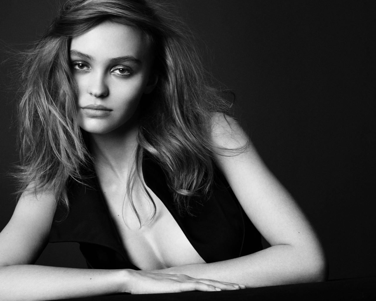 Актриса Лили-Роуз Мелоди Депп черно-белое фото