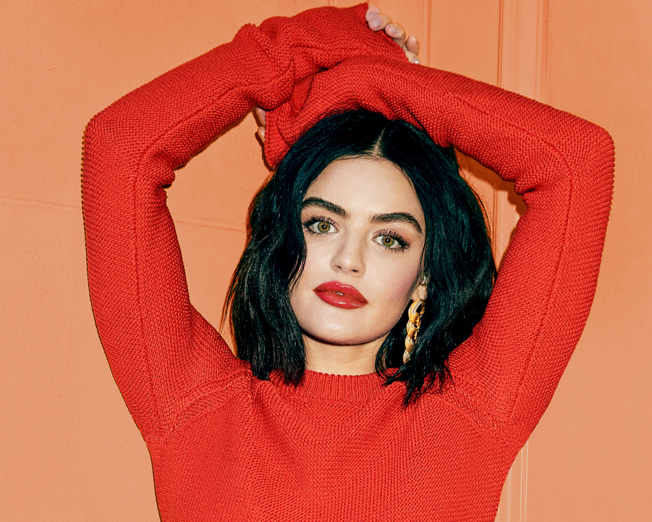 Актриса Люси Хейл в красном свитере