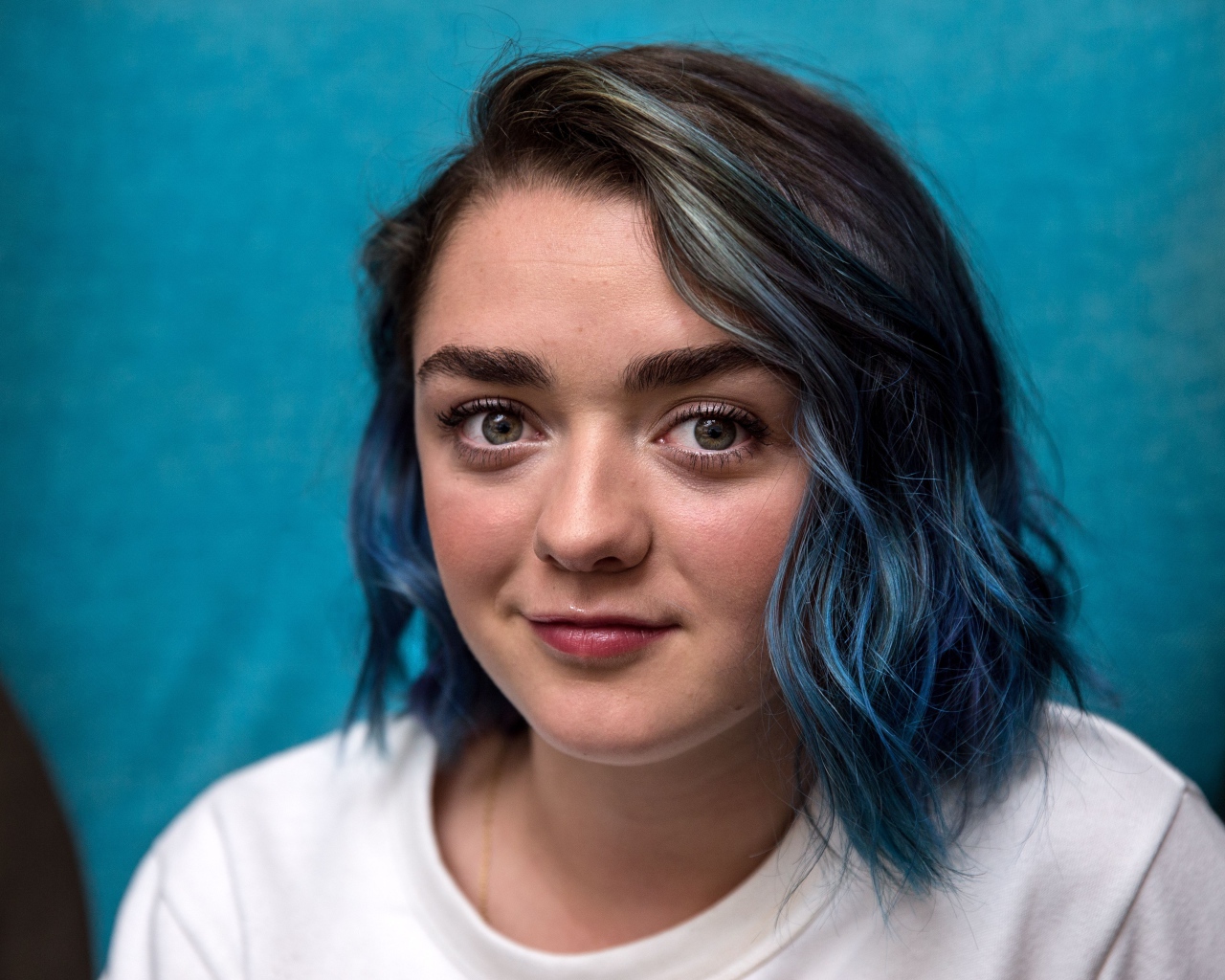 Актриса Мэйси Уильямс с голубыми волосами