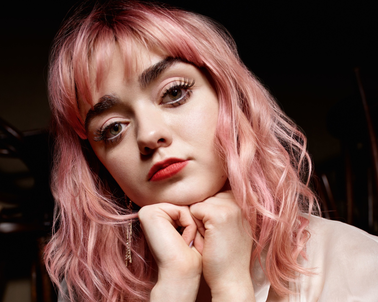 Актриса Мэйси Уильямс с розовыми волосами