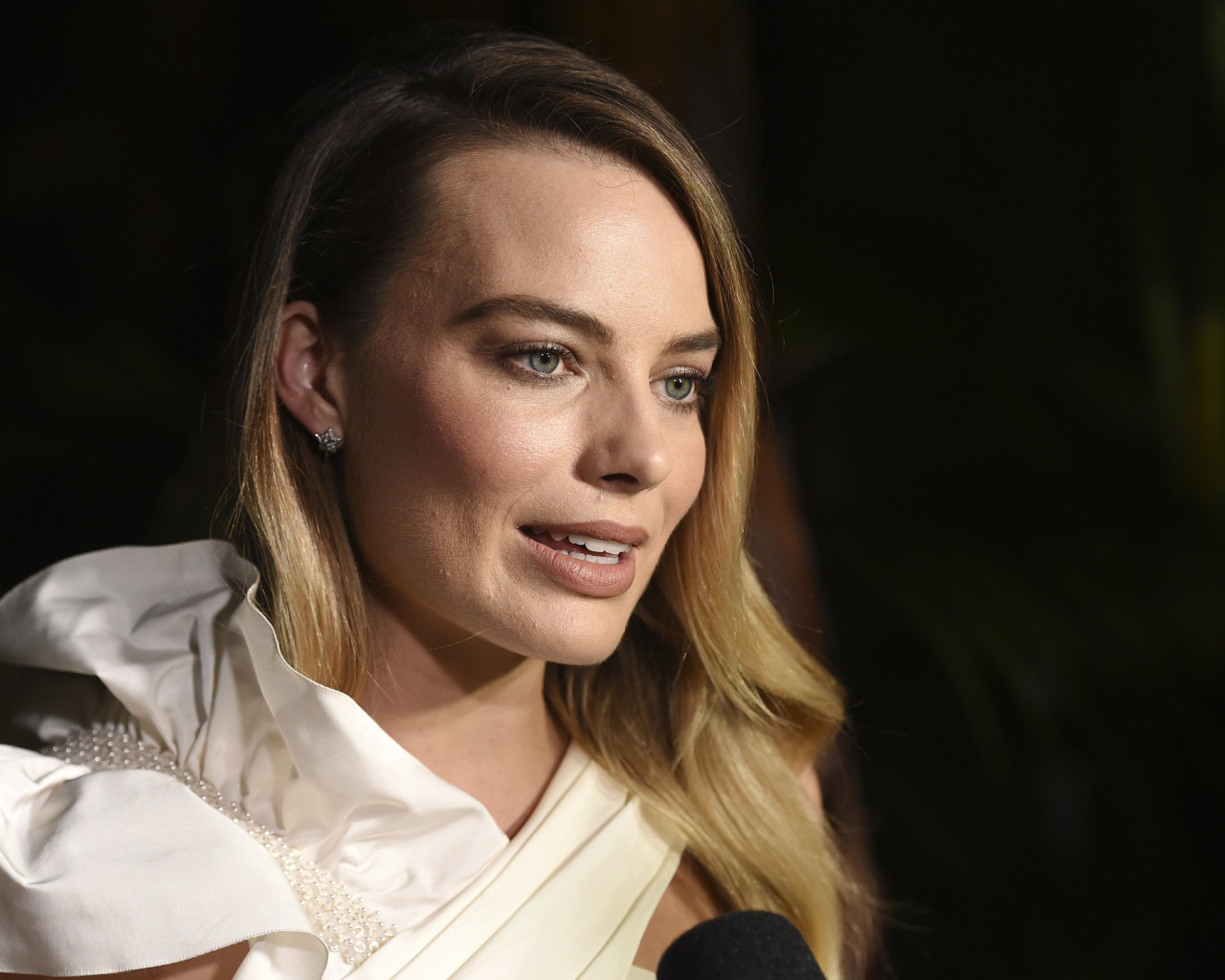 Актриса Марго Робби дает интервью 