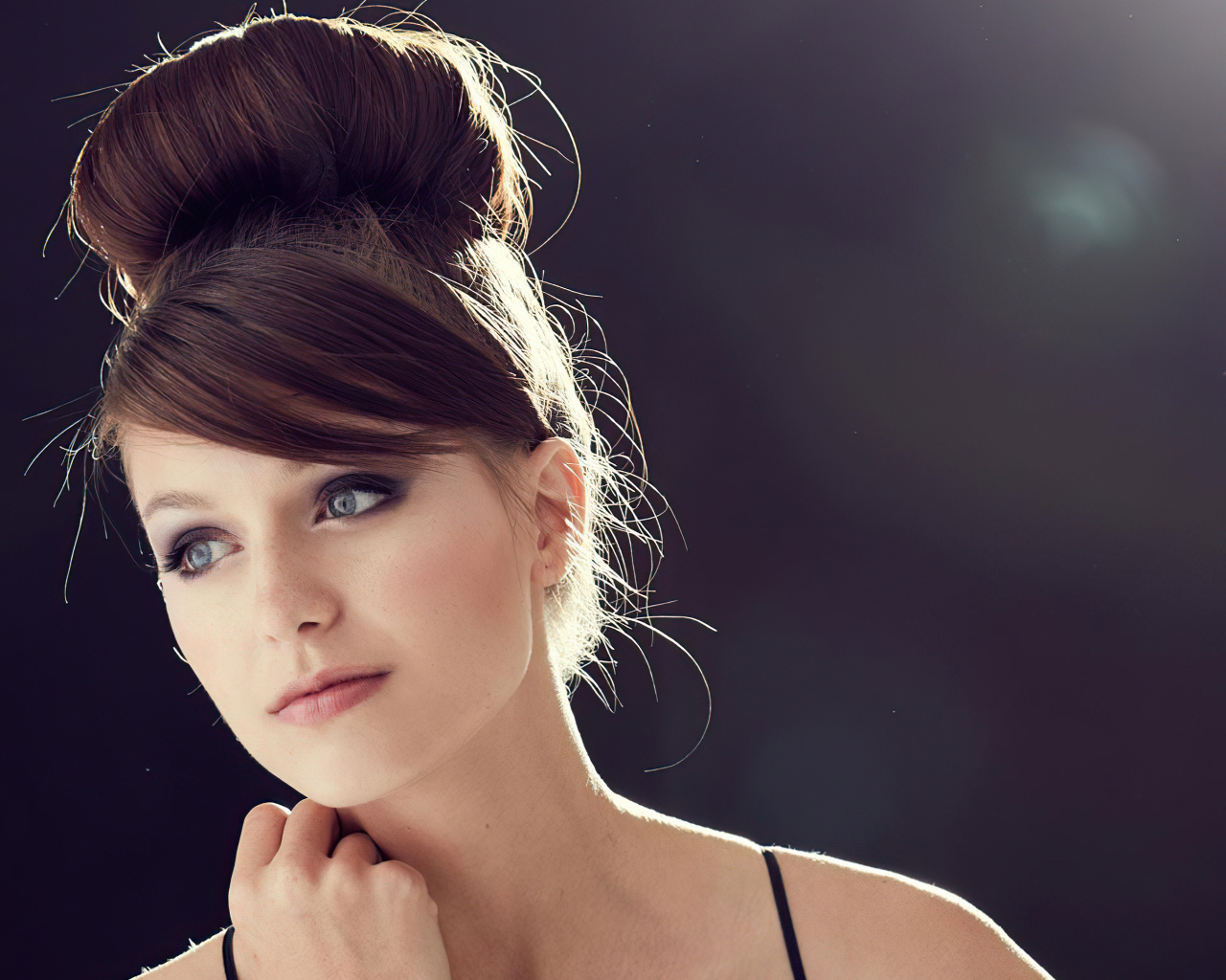 Актриса Мелисса Бенойст с прической на голове крупным планом