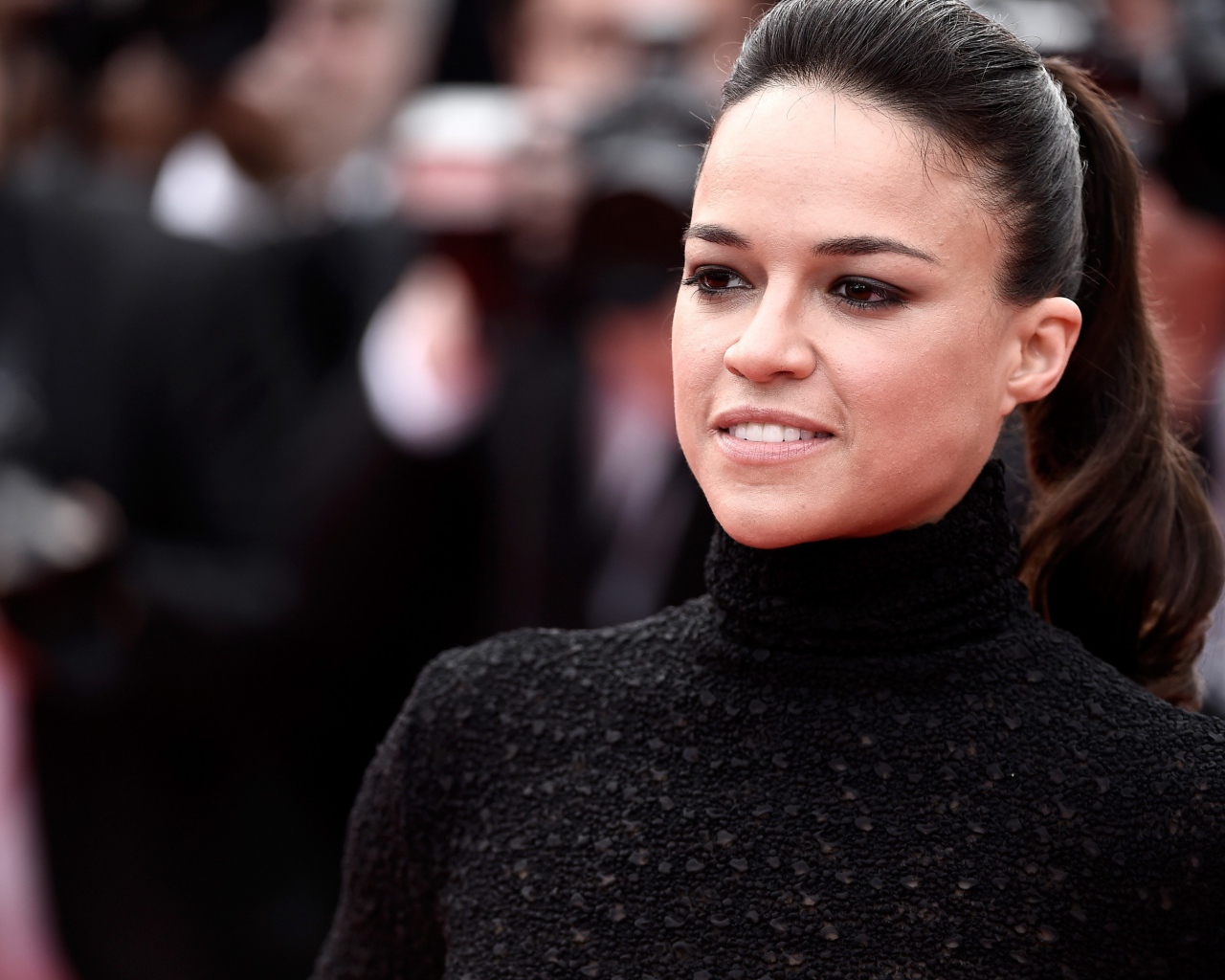 Актриса Мишель Родригес в черном свитере 