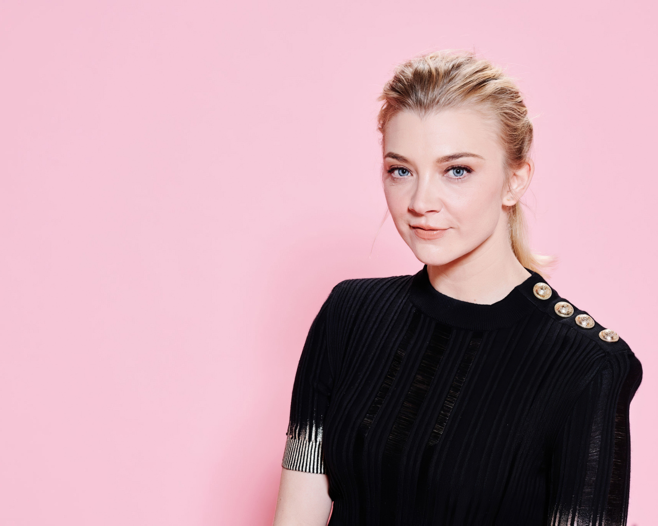 Актриса Натали Дормер в черном платье на розовом фоне