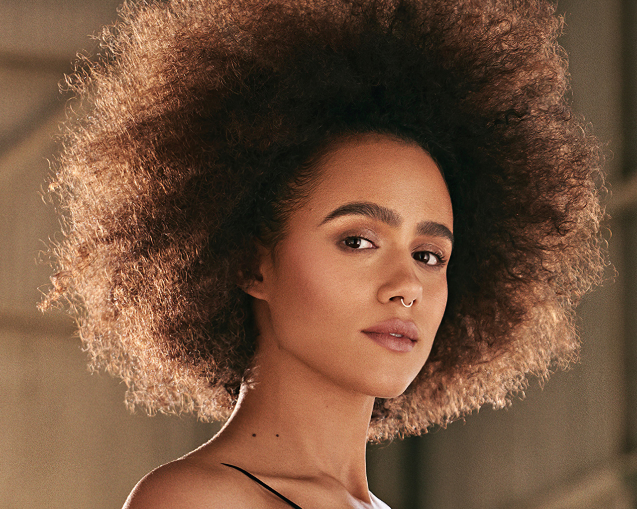 Актриса Натали Эммануэль с прической