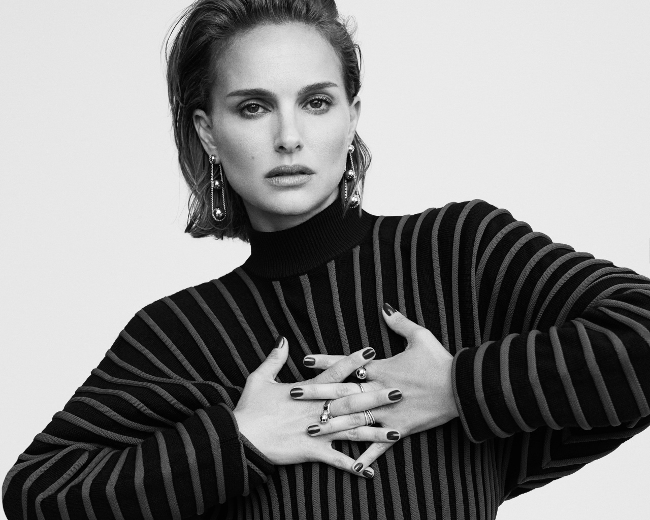 Актриса Натали Портман с украшениями черное белое фото
