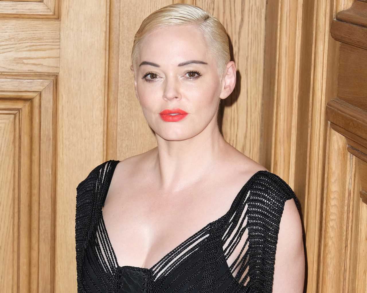 Актриса Роуз Макгоуэн с короткой стрижкой 