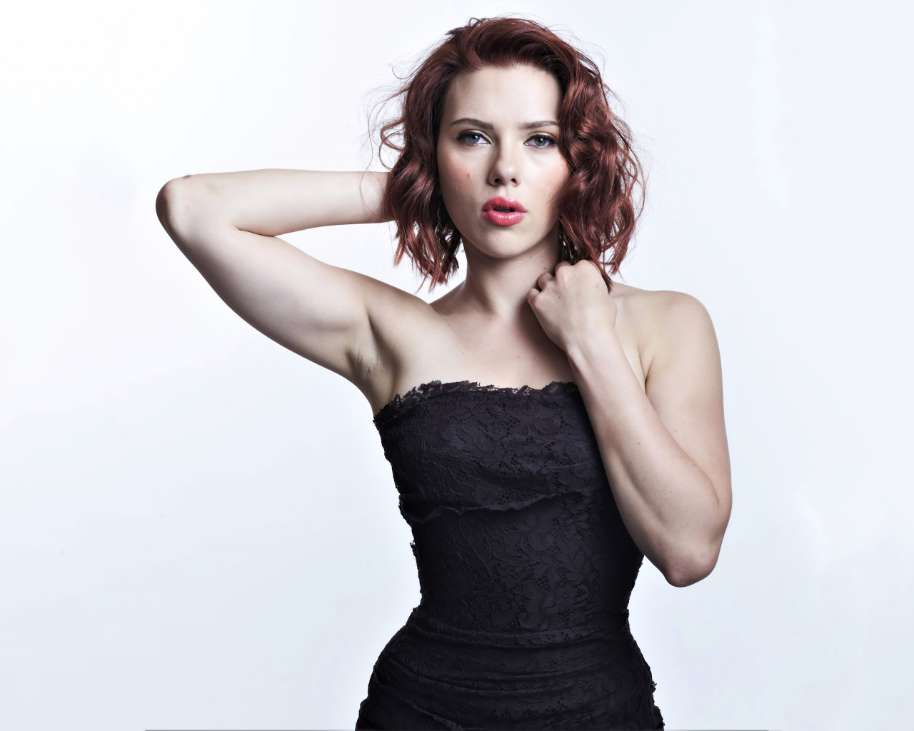 Актриса Скарлетт Йоханссон в черном платье на белом фоне