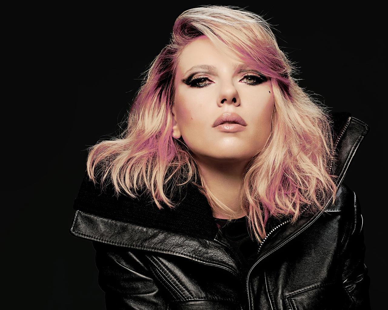 Актриса Скарлетт Йоханссон с черной кожаной куртке 