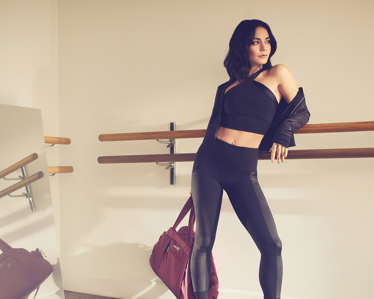 Актриса Ванесса Хадженс в черном костюме на тренировке