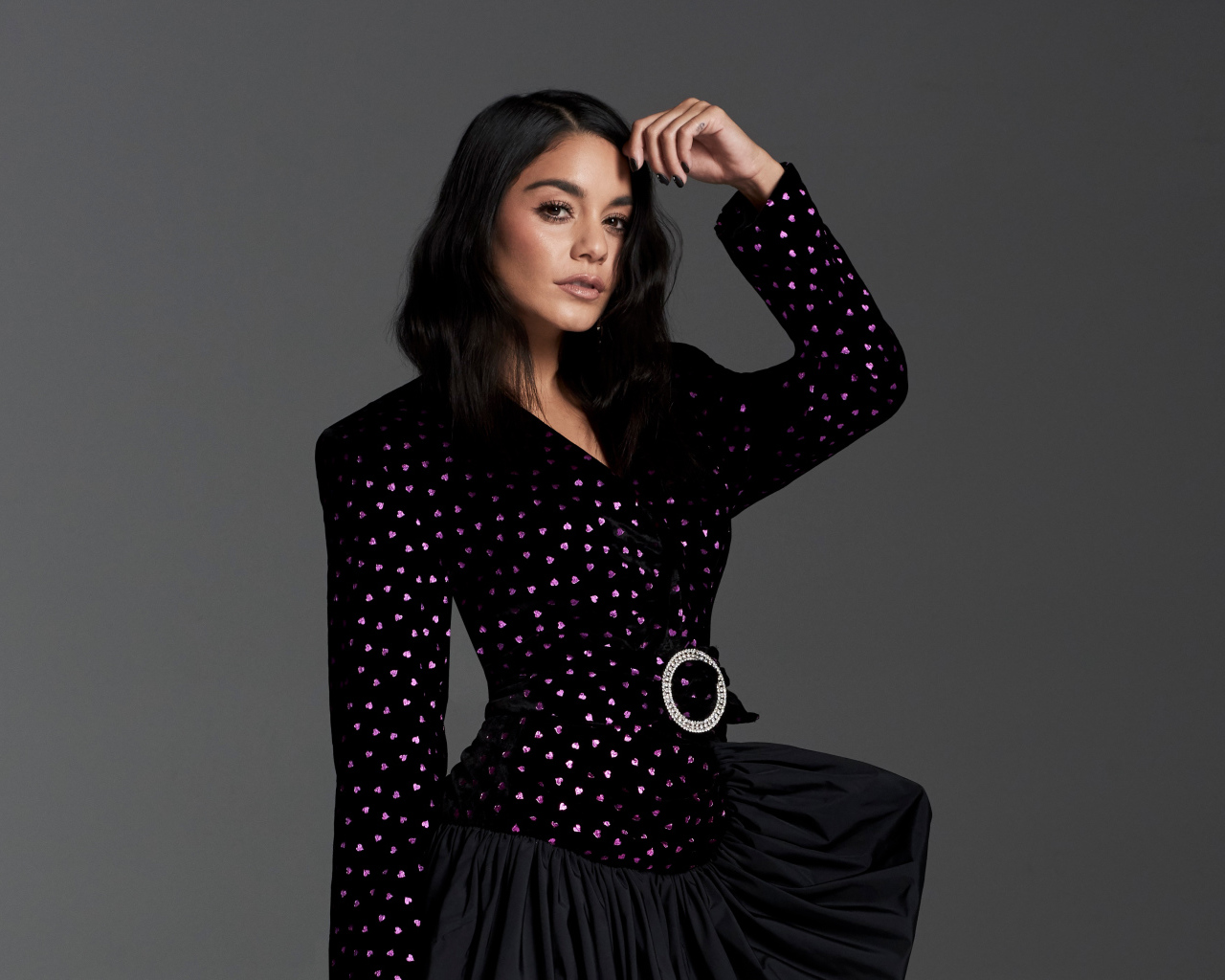 Актриса Ванесса Хадженс в костюме на сером фоне