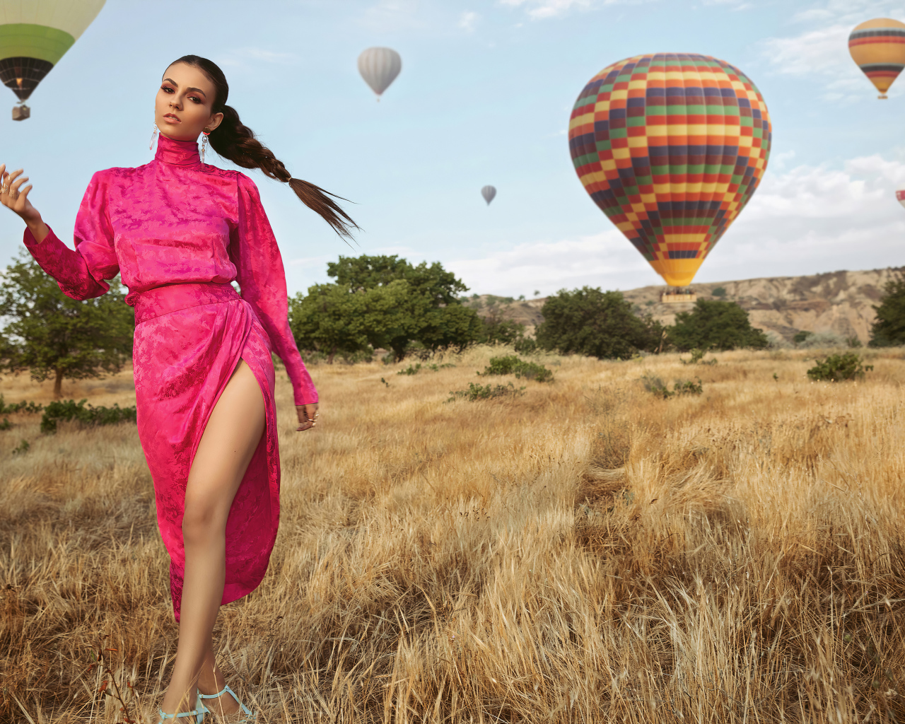 Актриса Виктория Джастис в красном платье на поле с воздушными шарами 