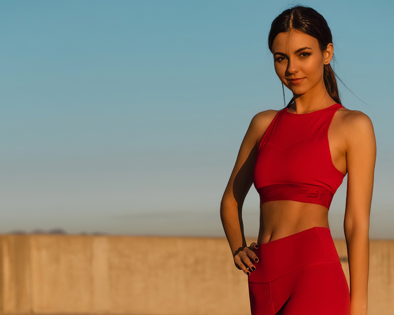 Актриса Виктория Джастис в красном костюме