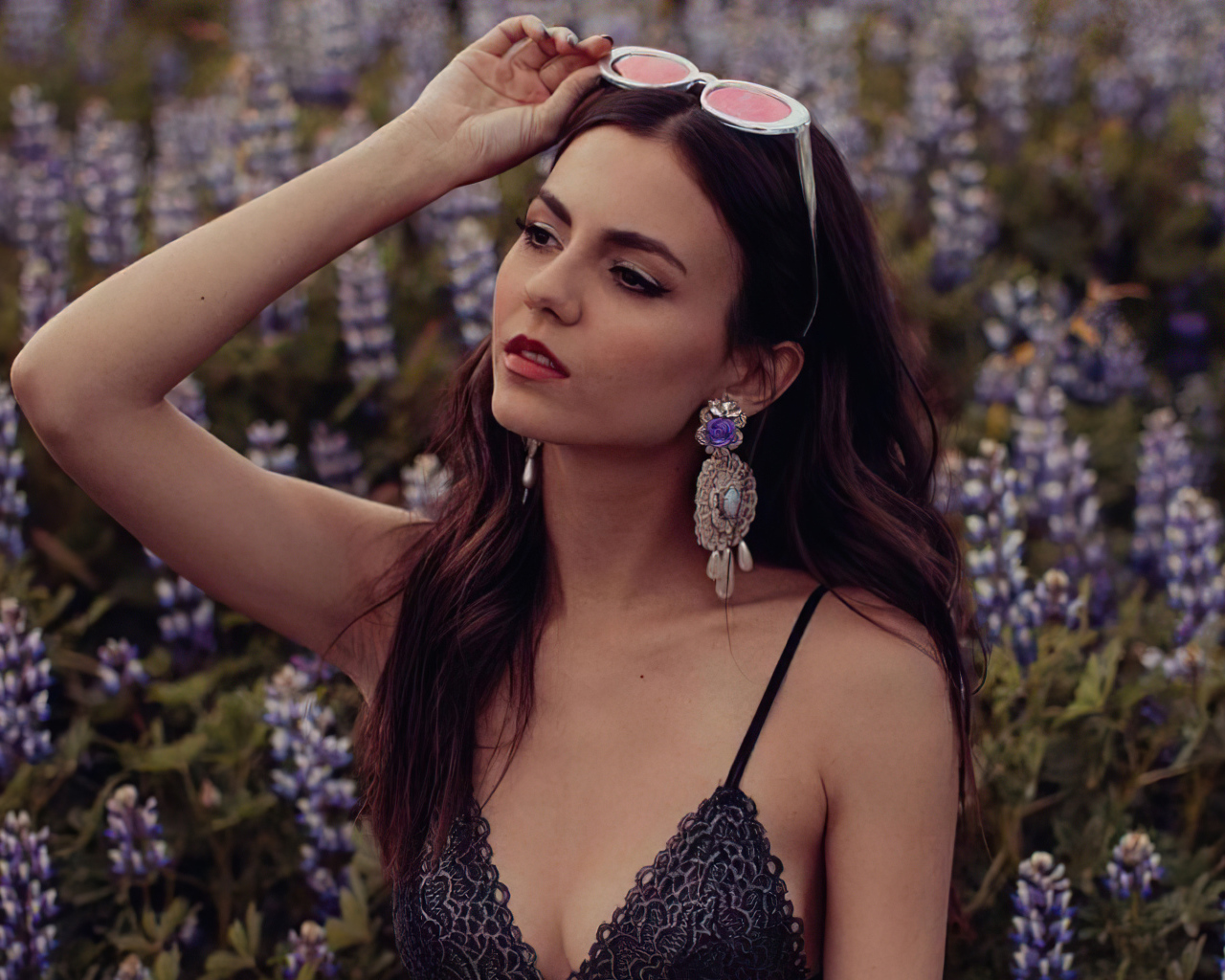 Актриса Виктория Джастис на поле с цветами