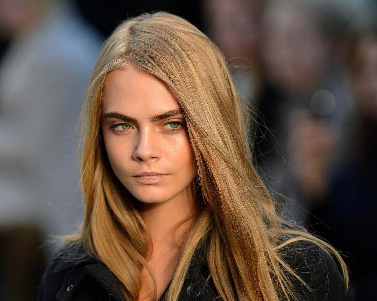 Актриса, блондинка Кара Делевинь с задумчивым взглядом