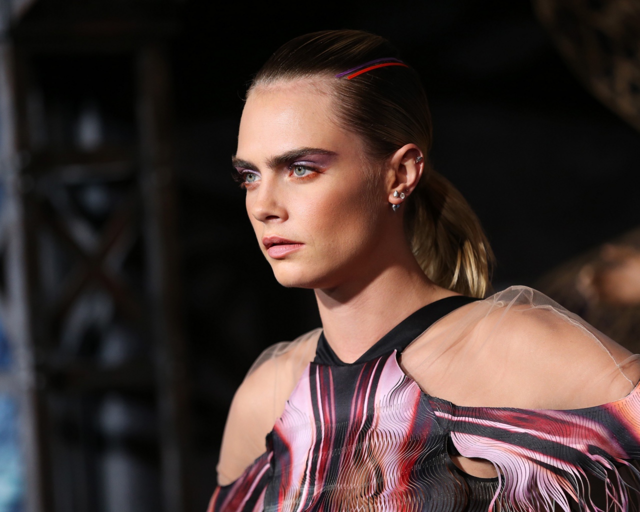 Актриса и модель Кара Делевинь в платье