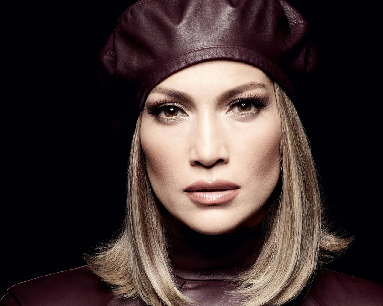 Актриса и певица Дженнифер Лопес лицо крупным планом на черном фоне