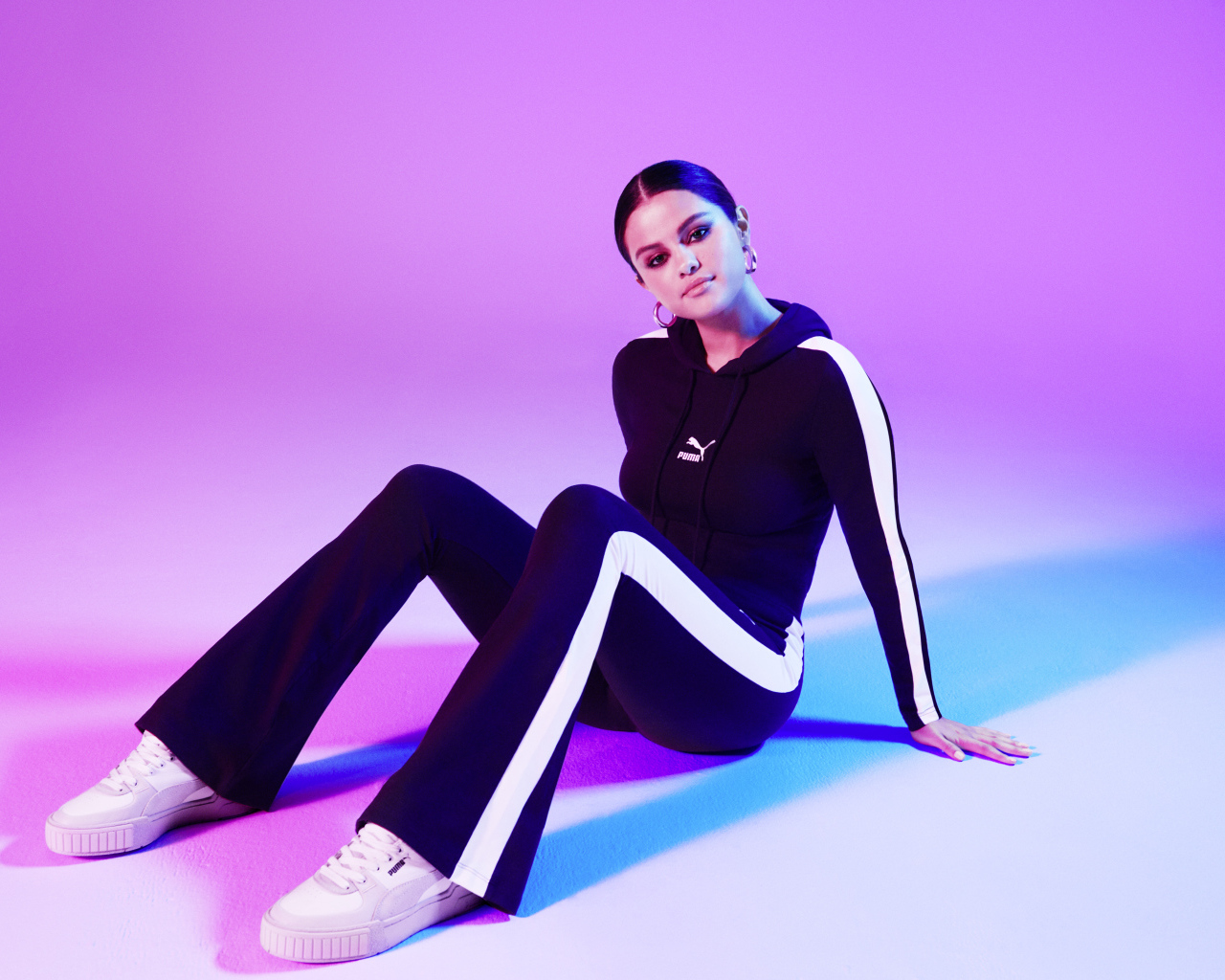 Актриса и певица Селена Гомез в костюме  PUMA 