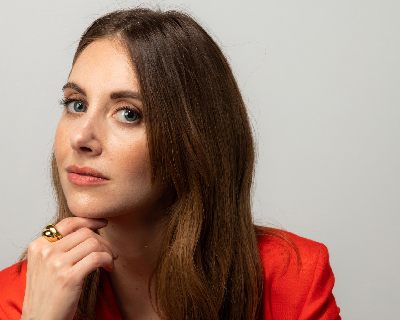 Американская актриса Элисон Бри на сером фоне