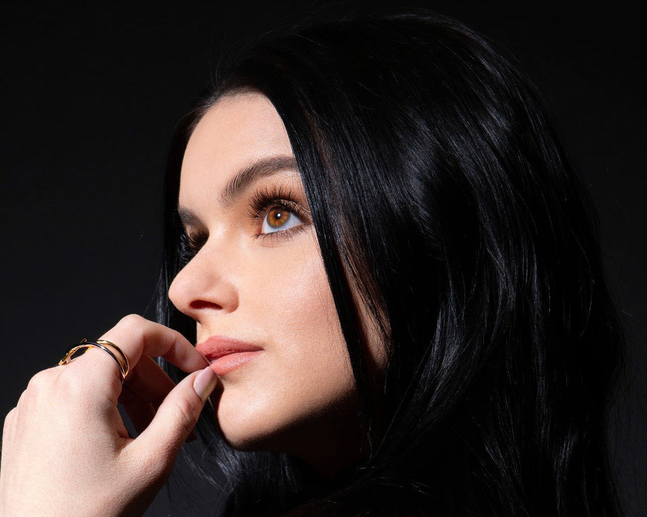 Американская актриса Ариэль Уинтер в черными волосами