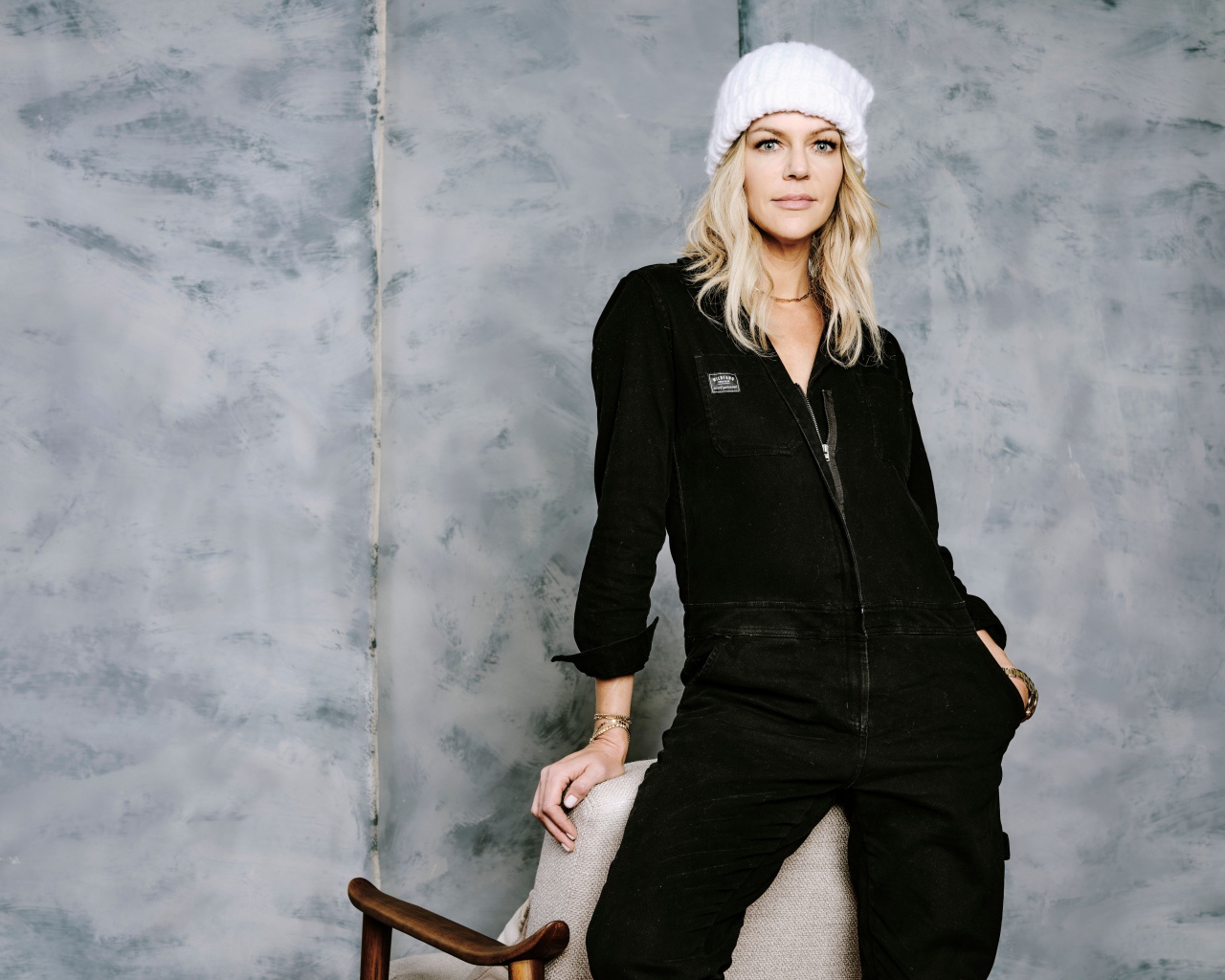 Американская актриса Кейтлин Олсон  в черном костюме