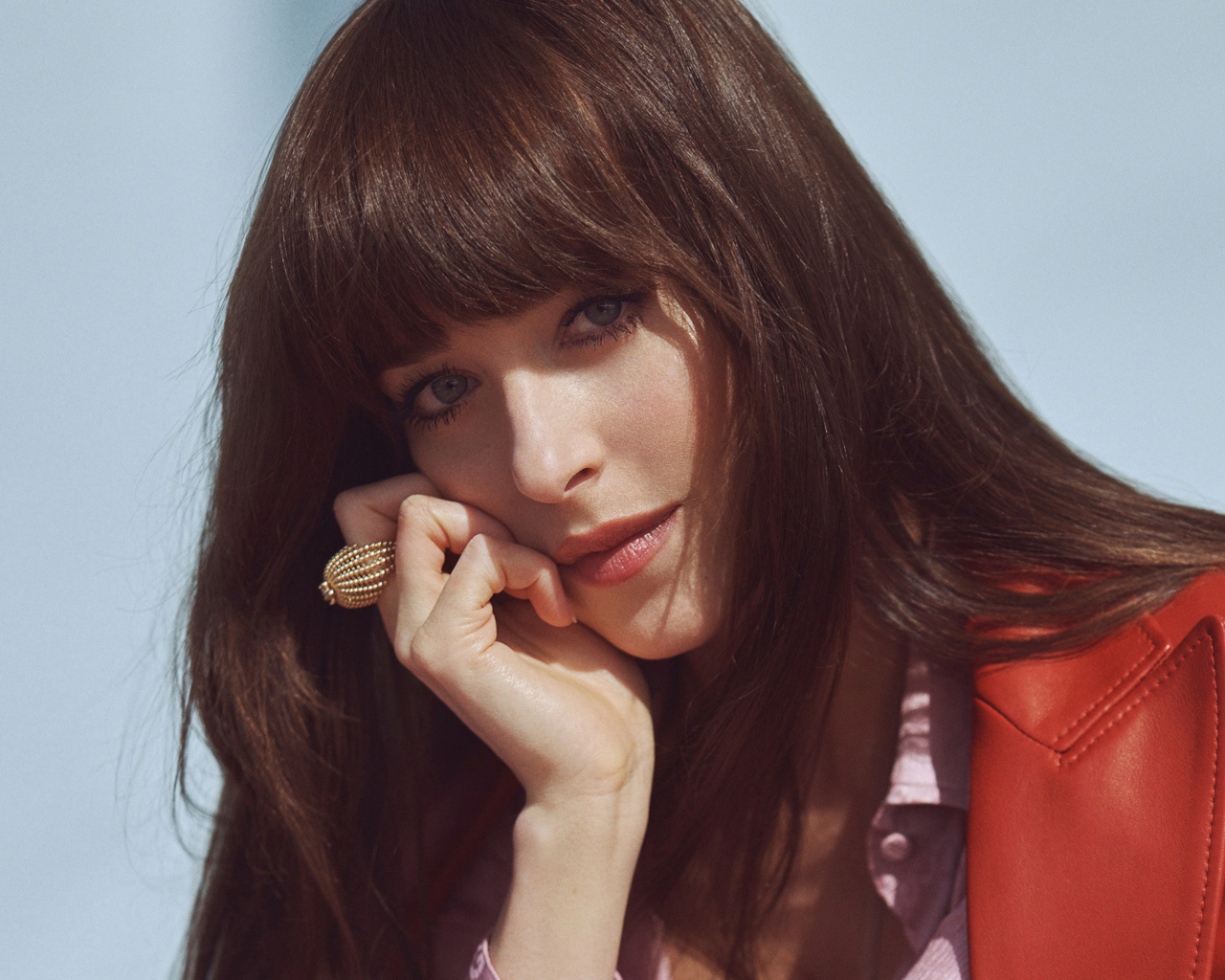 Американская актриса Дакота Джонсон в красной куртке