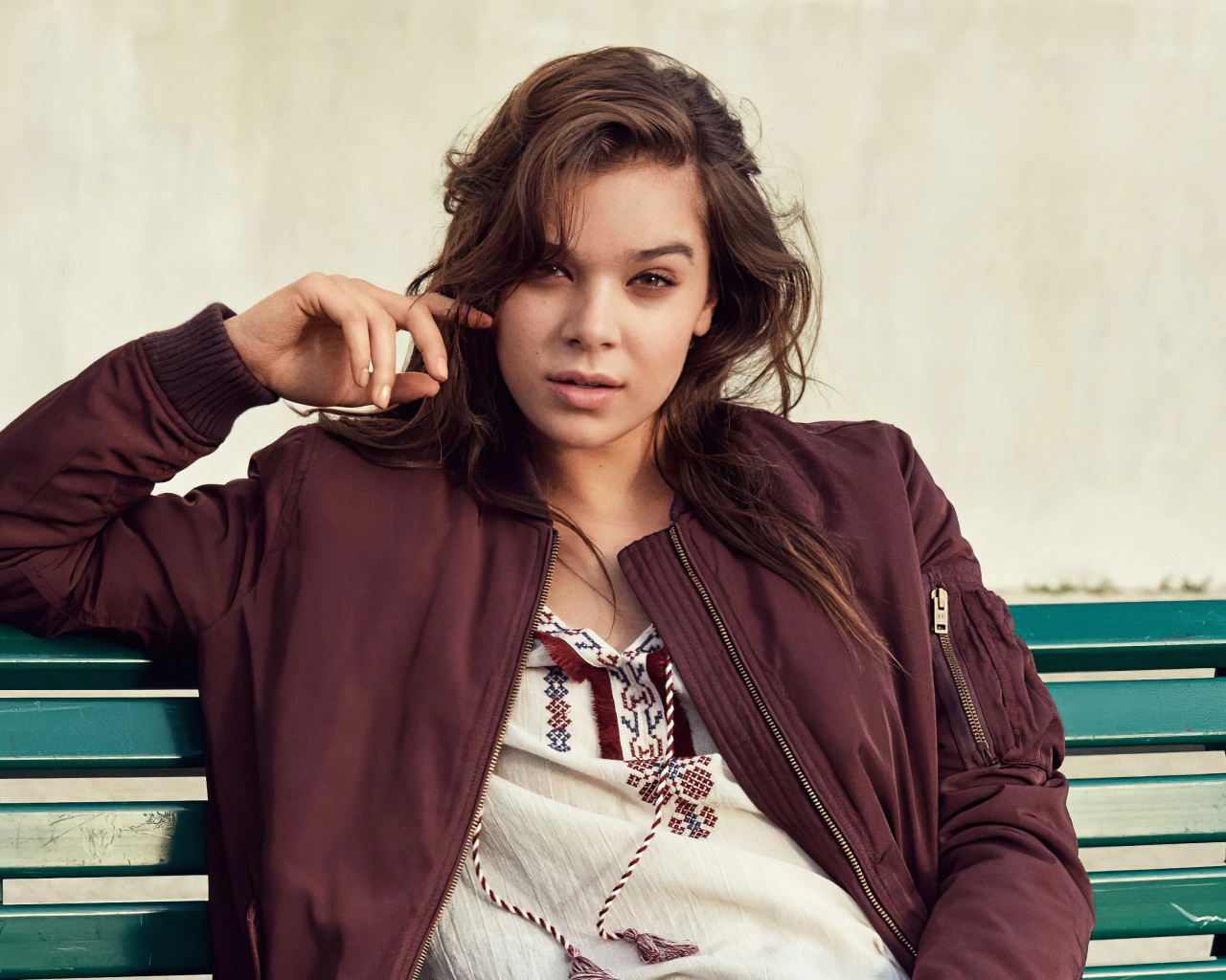 Американская актриса Хейли Стейнфилд сидит на лавке