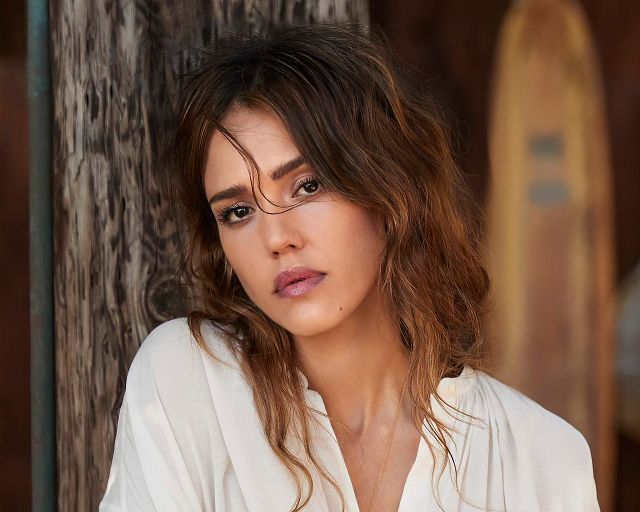 Американская актриса Джессика Альба в белой рубашке