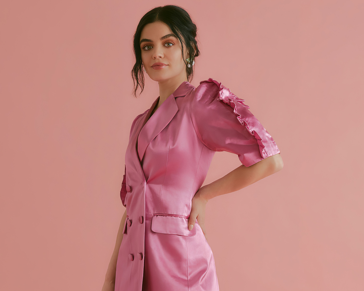 Американская актриса Люси Хейл в розовом платье