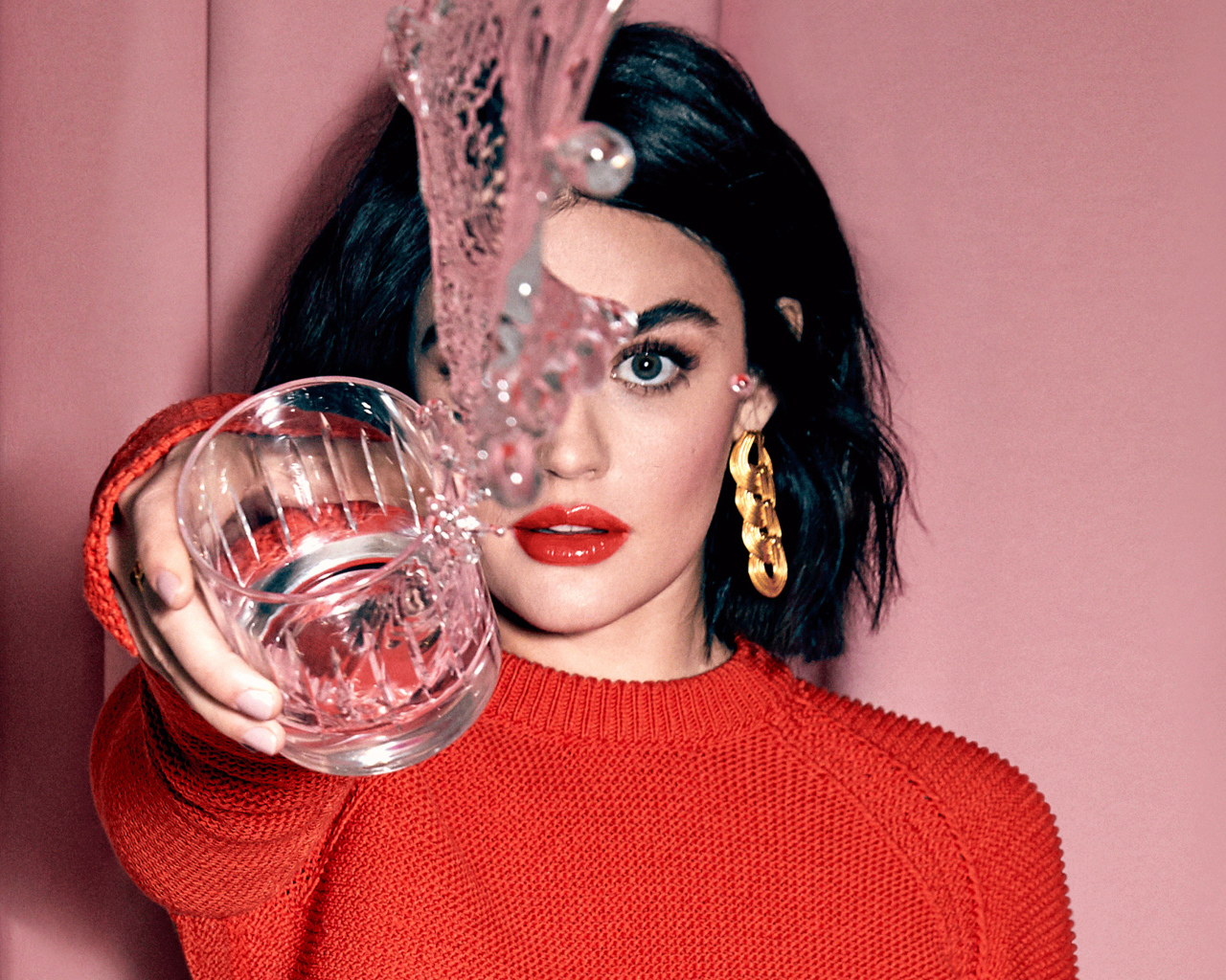 Американская актриса Люси Хейл со стаканом воды