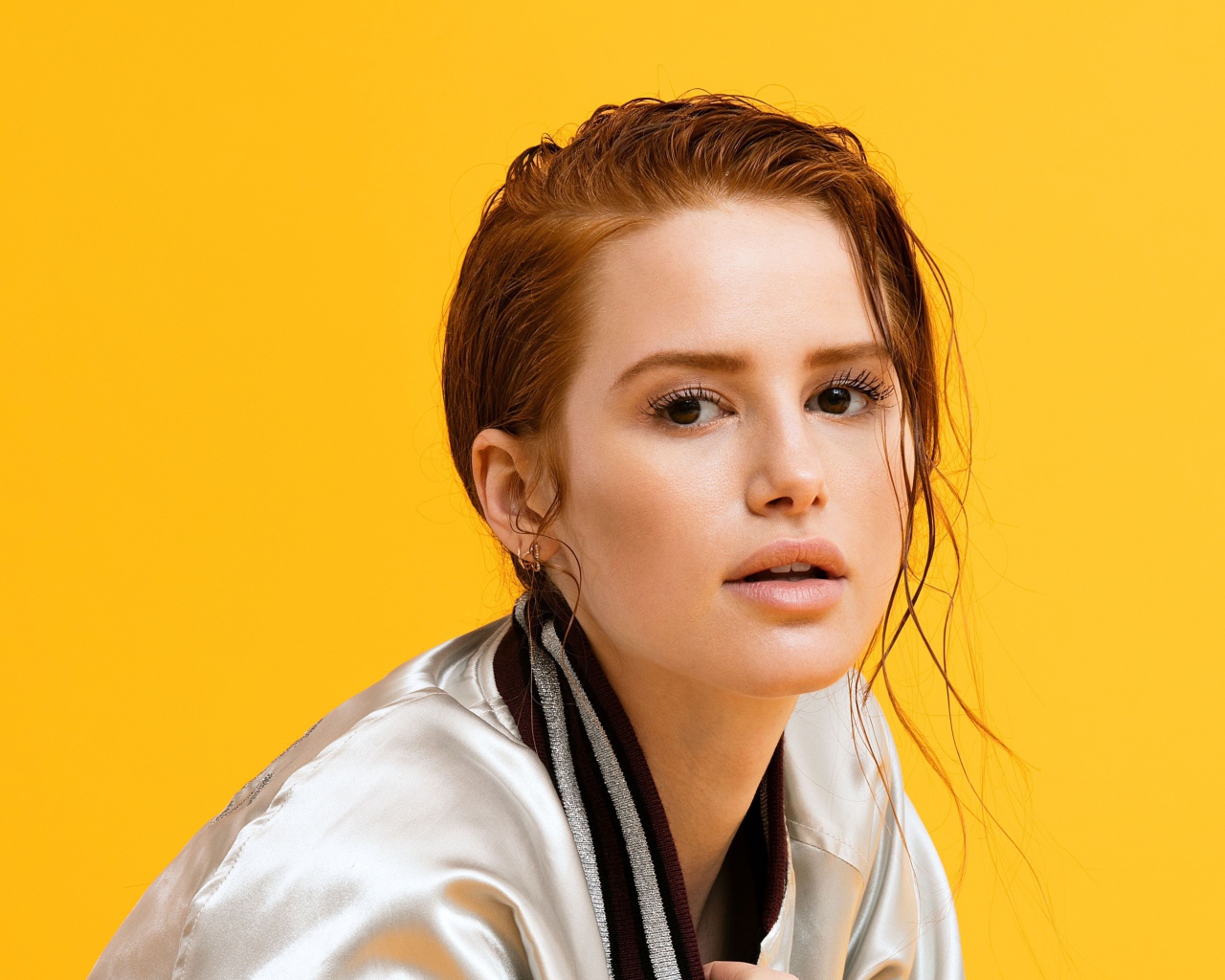 Американская актриса Мэделин Петш на желтом фоне