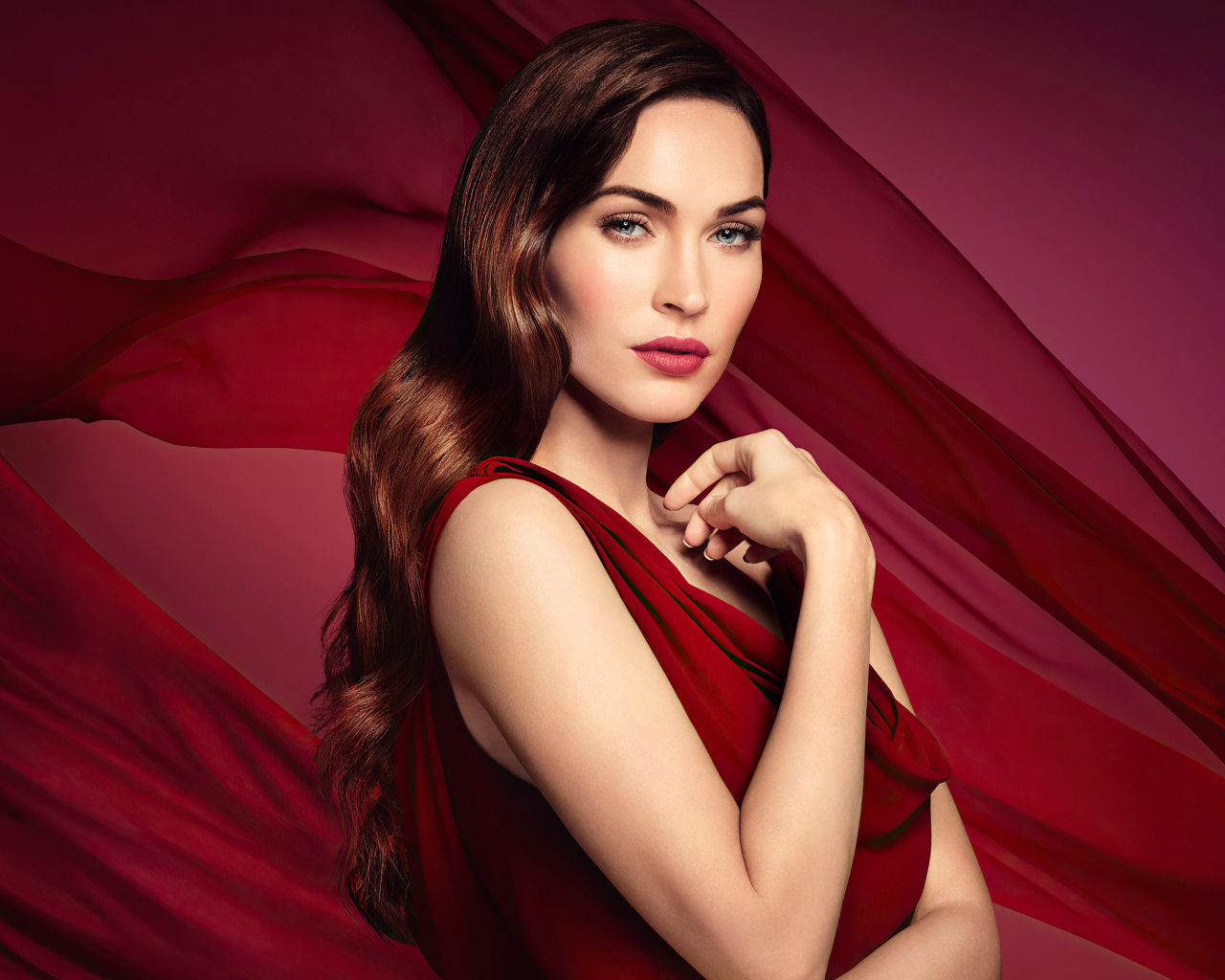 Американская актриса Меган Фокс на красном фоне