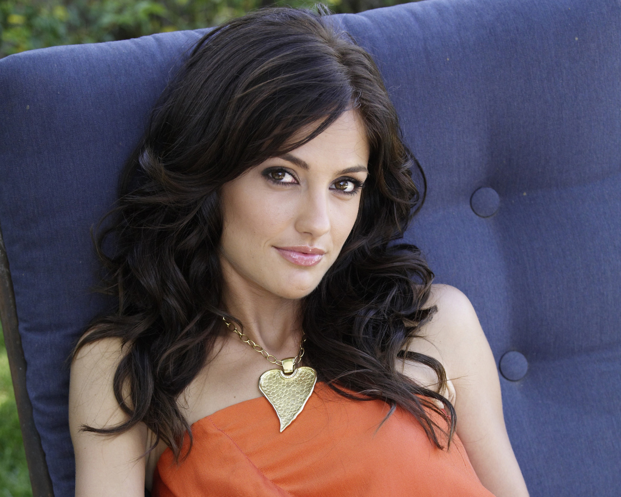 Американская актриса Минка Келли с украшением на шее