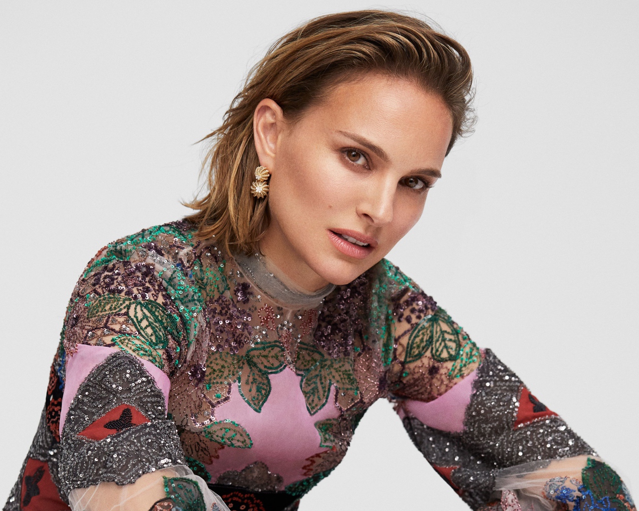 Американская актриса Натали Портман  в ярком наряде