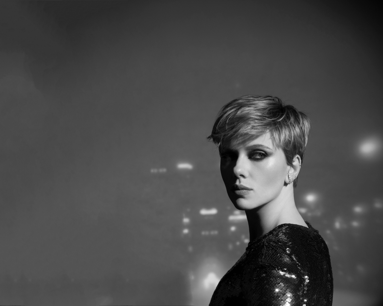 Американская актриса Скарлетт Йоханссон черно - белое фото