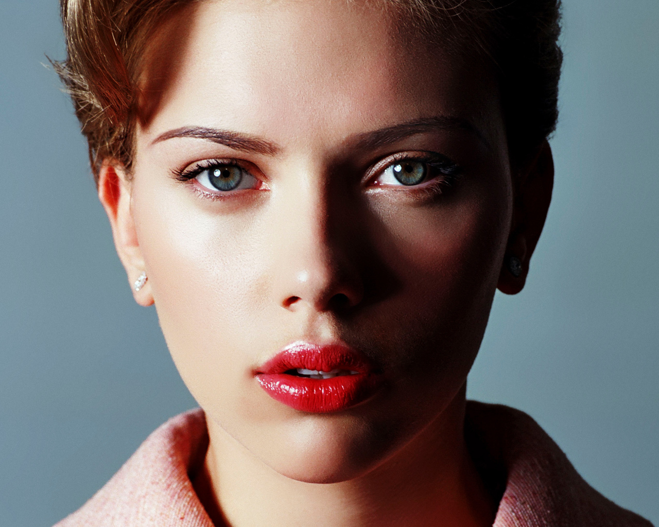 Лицо американской актрисы Скарлетт Йоханссон крупным планом