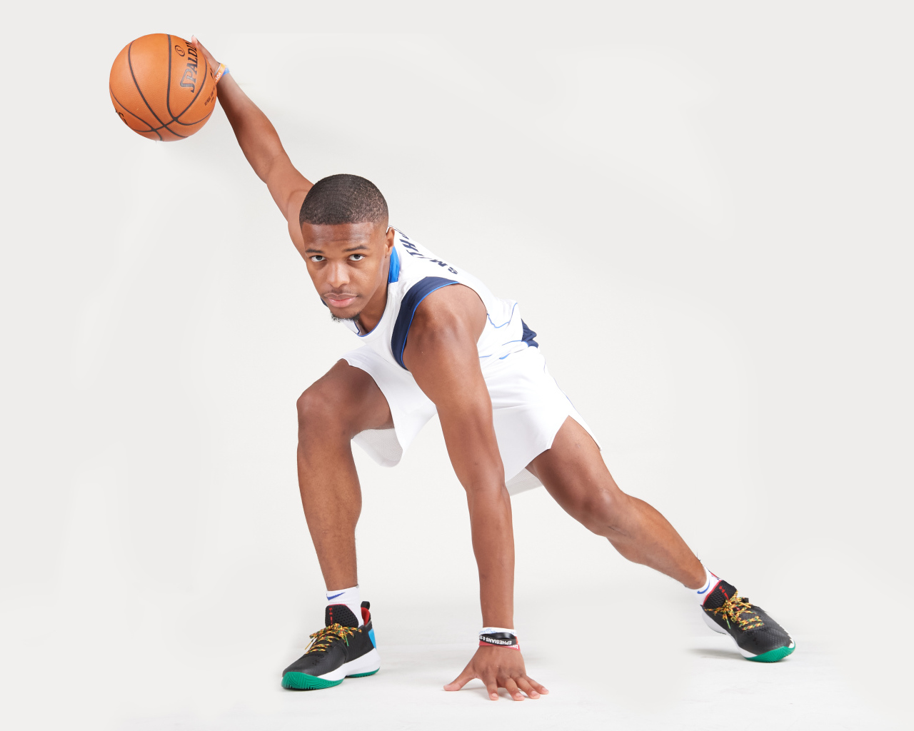 Американский баскетболист Деннис Смит с мячом