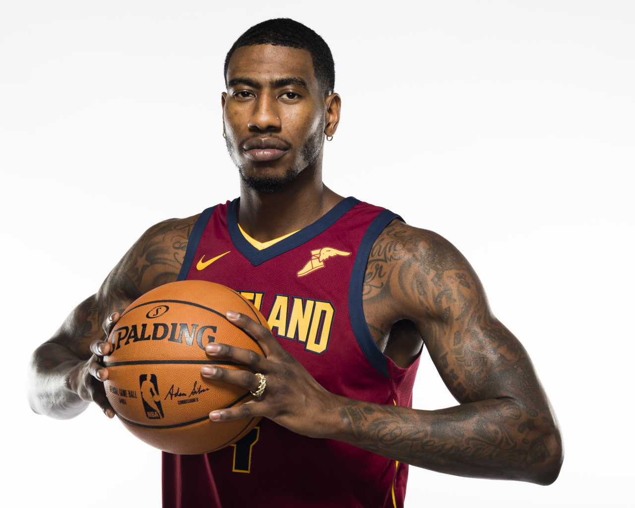 Американский баскетболист Иман Шамперт с мячом в руках на белом фоне