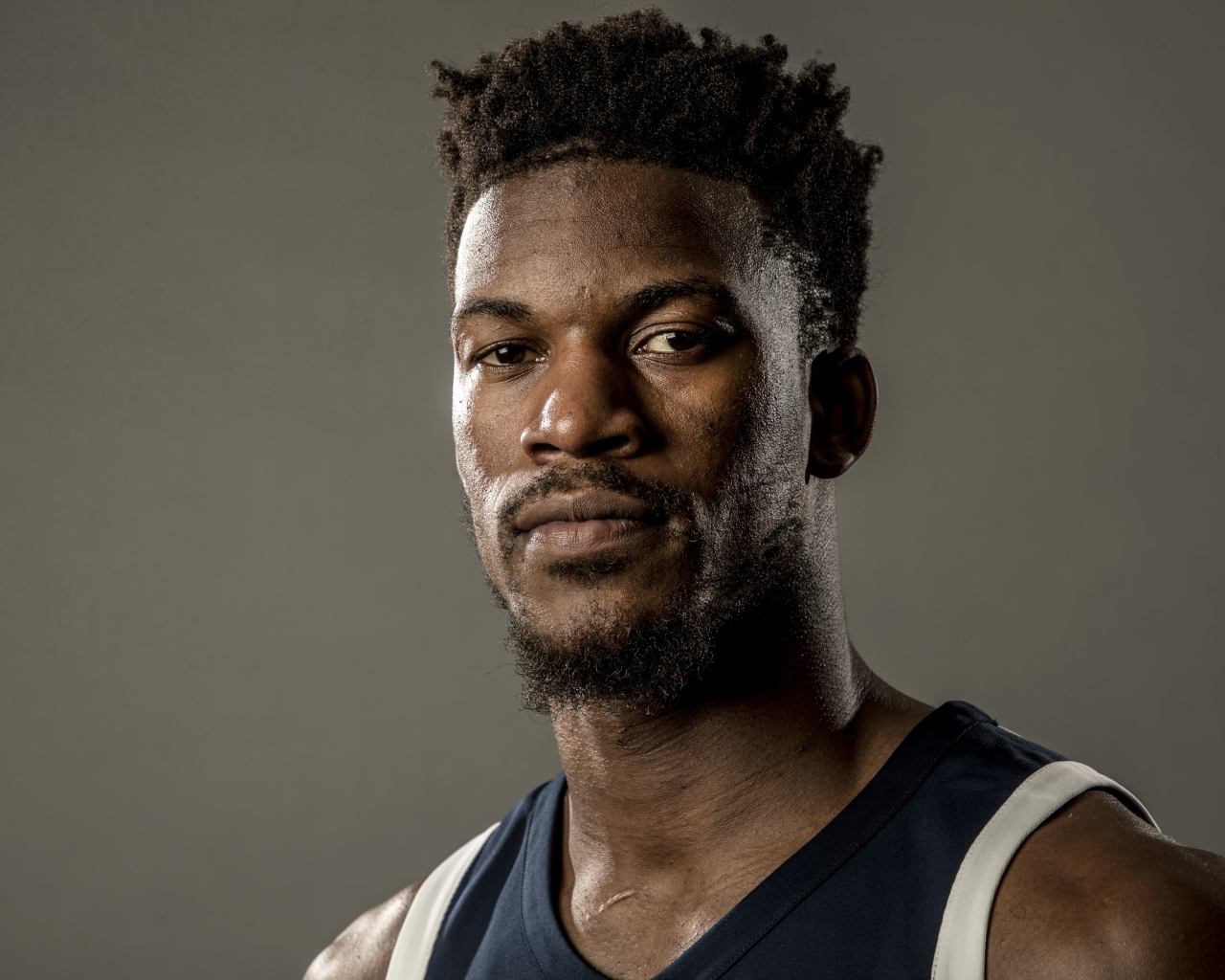 Американский баскетболист Джимми Батлер на сером фоне