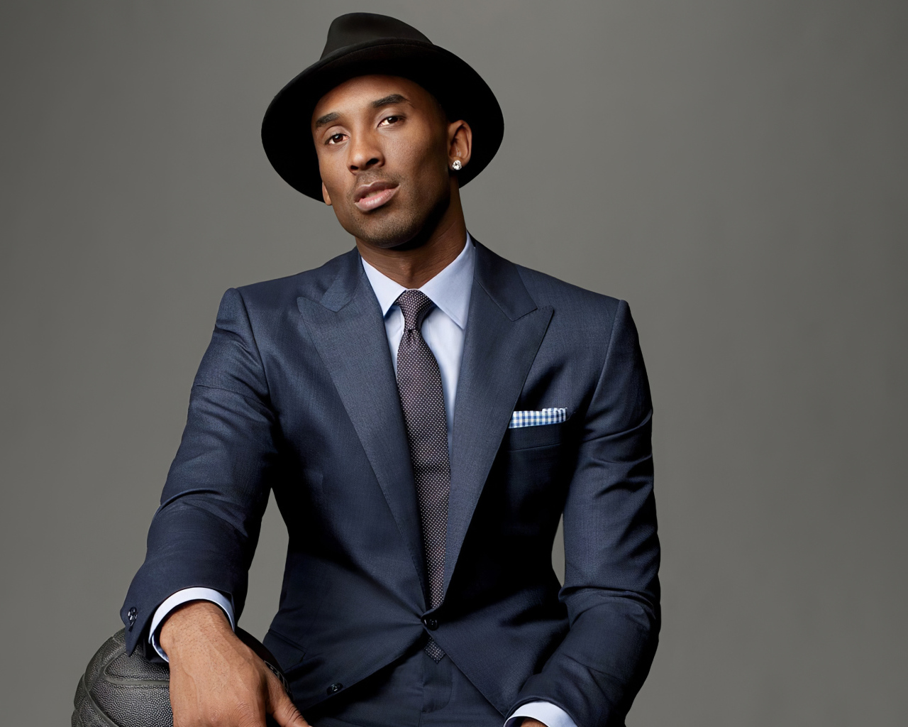 Американский баскетболист Коби Брайант в костюме