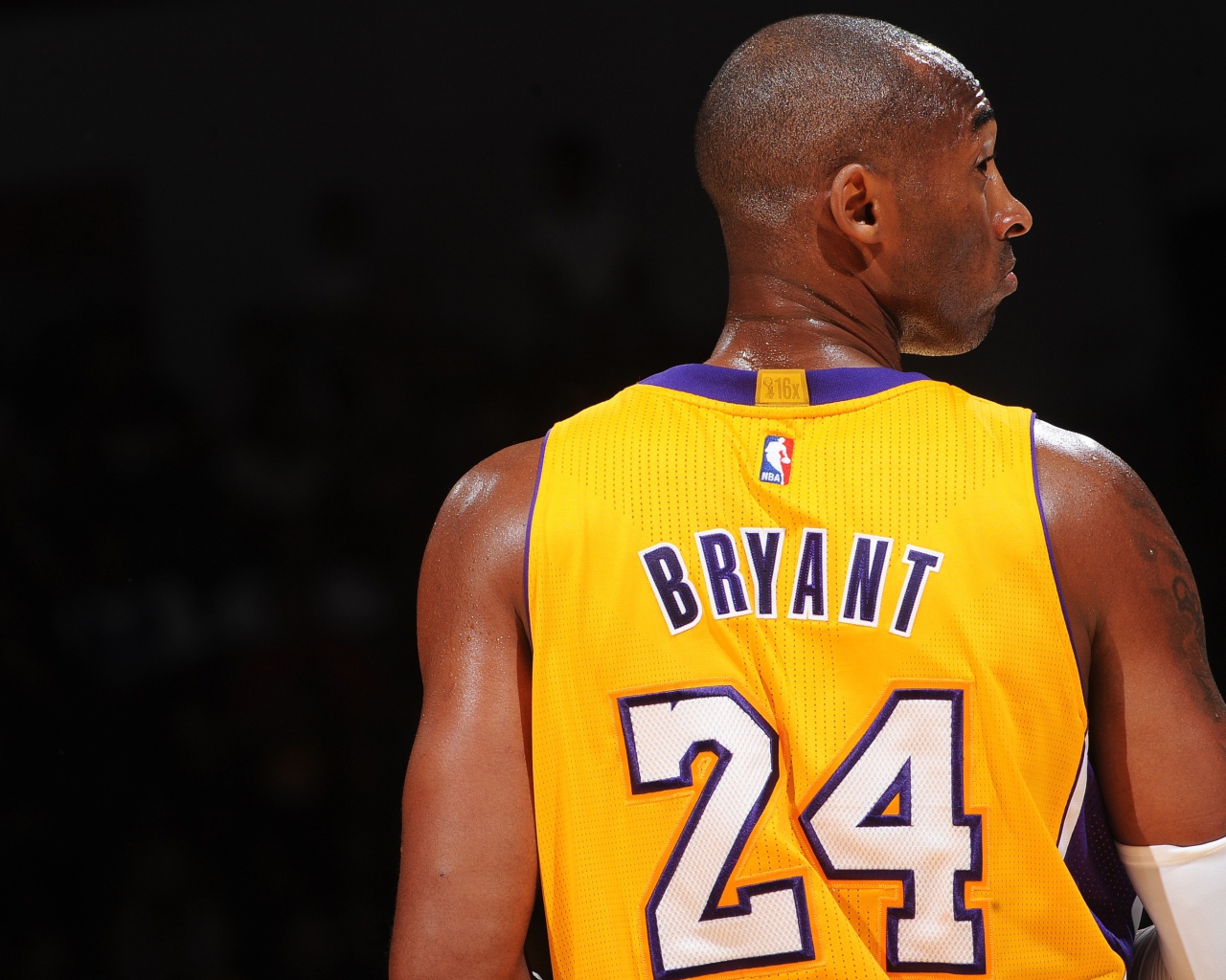 Американский баскетболист Коби Брайант вид сзади