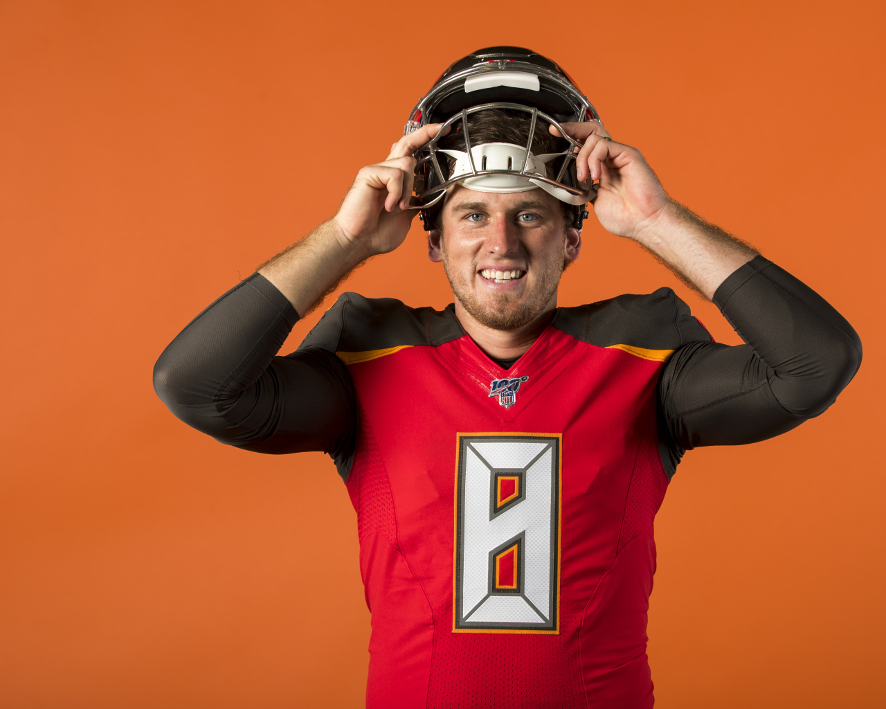 Защитник американского футбола Джош Маккоун в шлеме