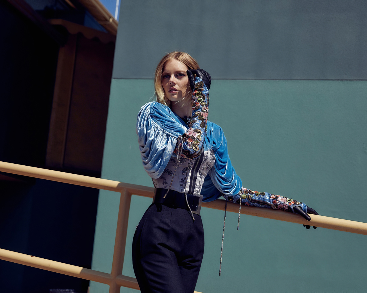 Австралийская актриса, модель Самара Уивинг в костюме