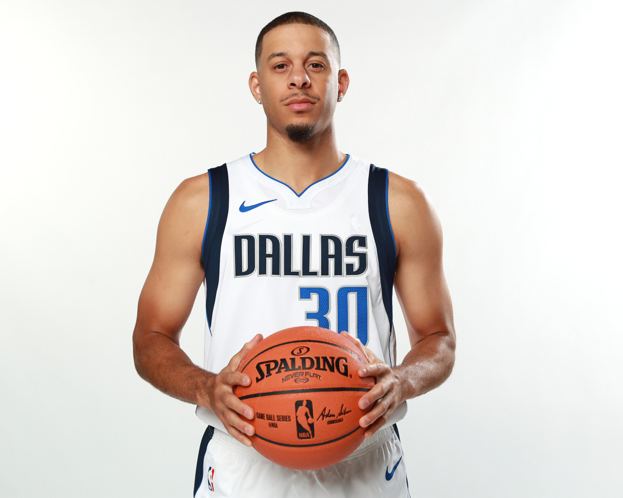 Баскетболист Сет Карри с мячом в руках на белом фоне