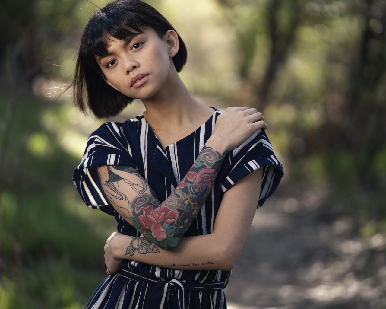 Красивая девушка азиатка с татуировками на руках 
