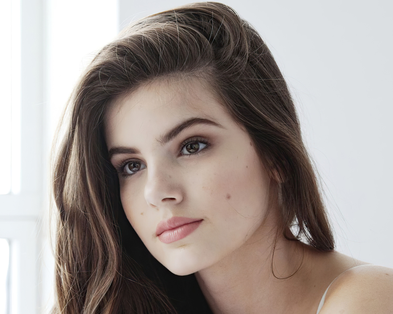 Красивая бразильская актриса Камила Кейроз лицо крупным планом