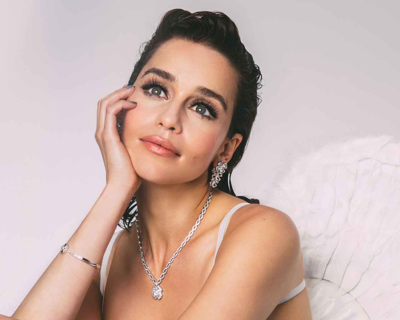 Красивая британская актриса Эмилия Кларк в белом платье 