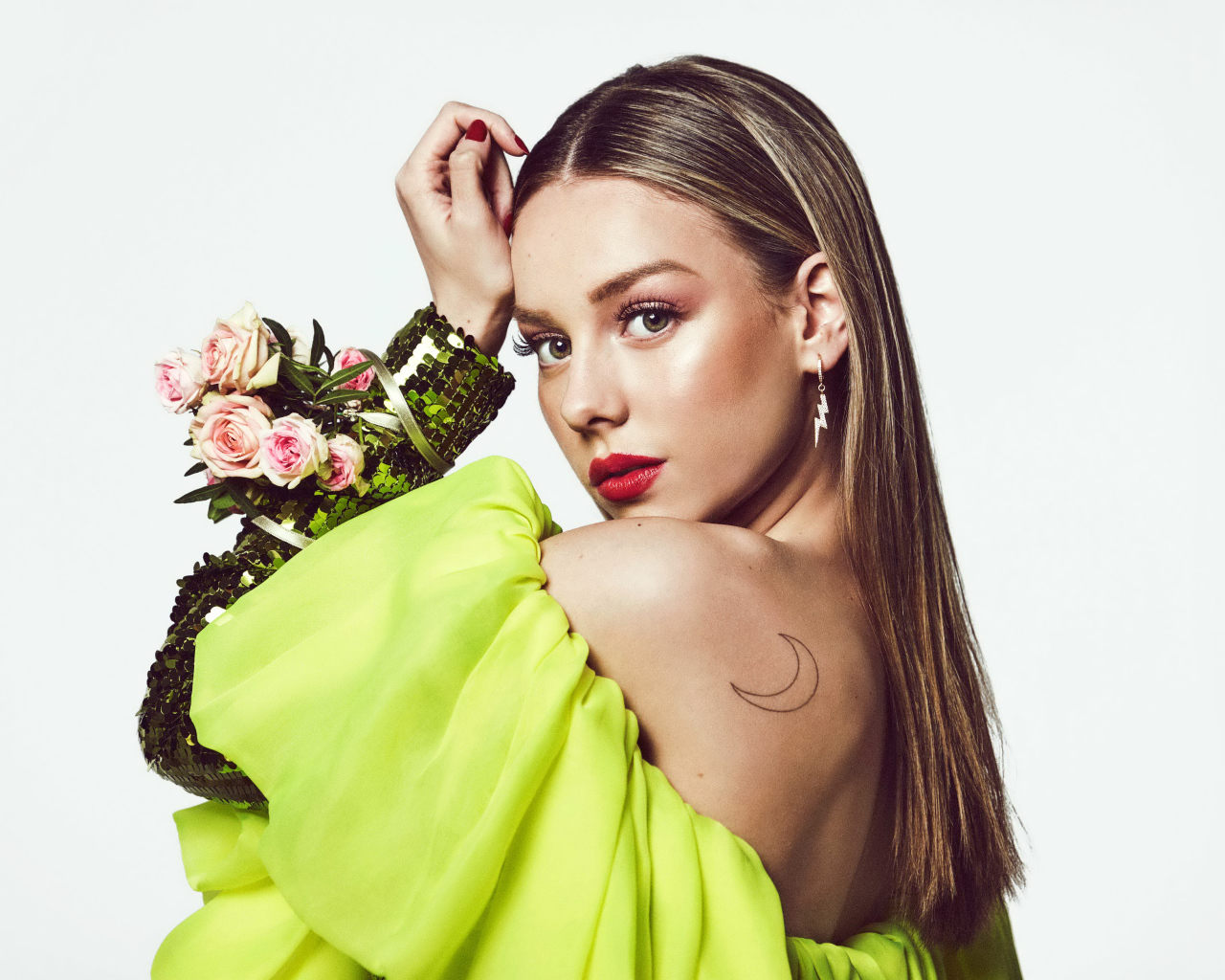 Красивая испанская актриса Эстер Экспосито с татуировкой